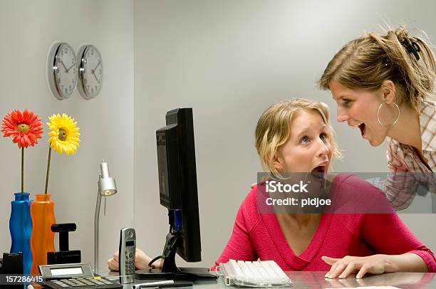 Geschäftsfrauen Schreien Im Büro Stockfoto und mehr Bilder von Angesicht zu Angesicht - Angesicht zu Angesicht, Menschen, Schockiert