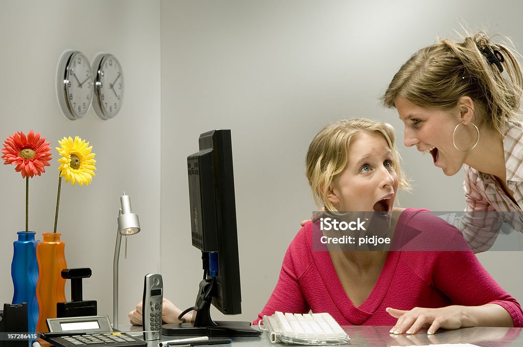 businesswomen'Strillare in ufficio - Foto stock royalty-free di Faccia a faccia