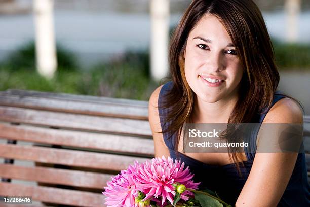可愛らしい Latina を持って笑う若い女性の花コピースペース付き - 16歳から17歳のストックフォトや画像を多数ご用意 - 16歳から17歳, 1人, 20-24歳