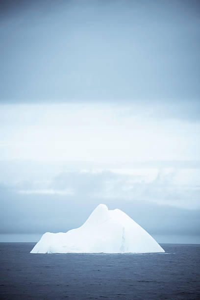 solitario iceberg antartide - rough antarctica wintry landscape south pole foto e immagini stock