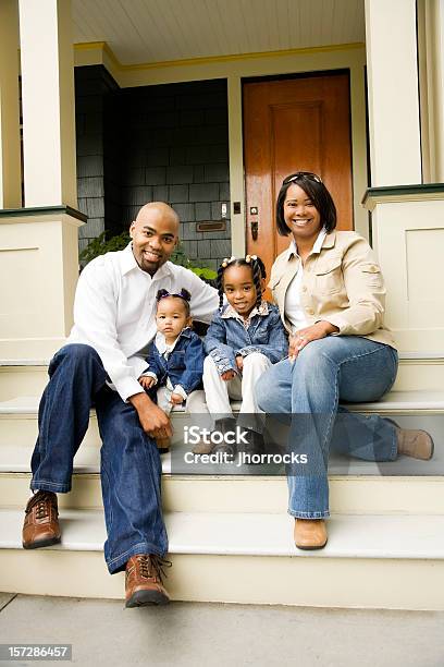 Photo libre de droit de Famille De Quatre Personnes Sur Porche banque d'images et plus d'images libres de droit de Famille - Famille, Devant, Vie domestique