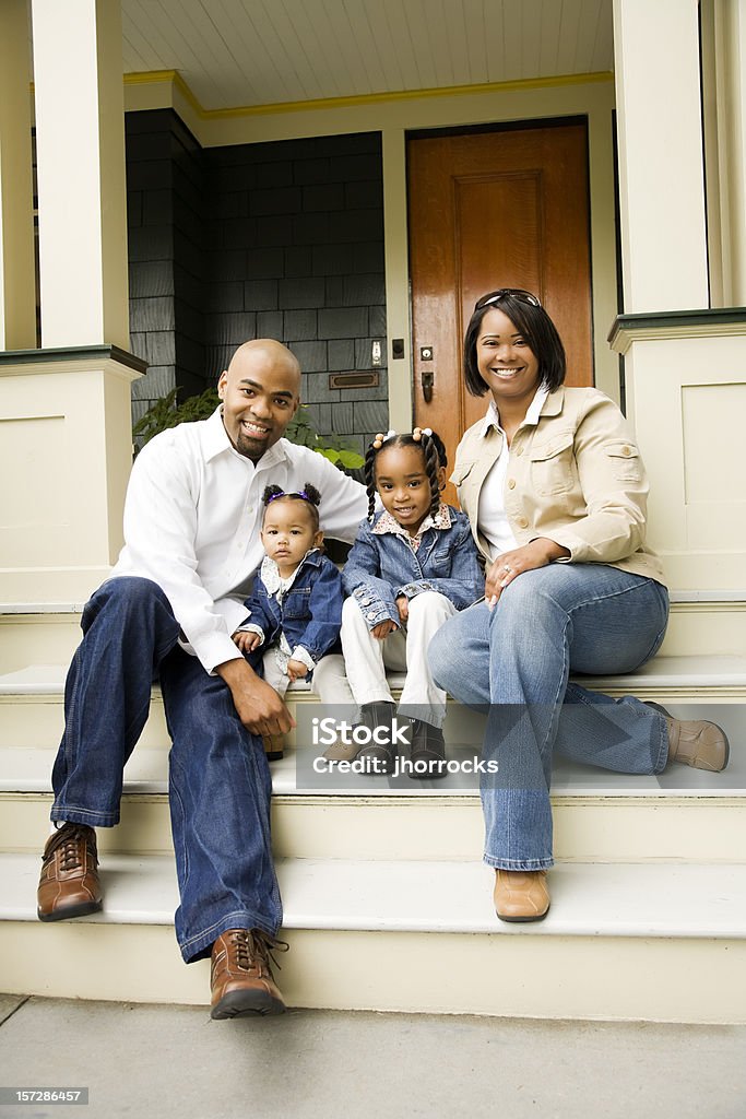 Famiglia di quattro sul Porch - Foto stock royalty-free di Famiglia