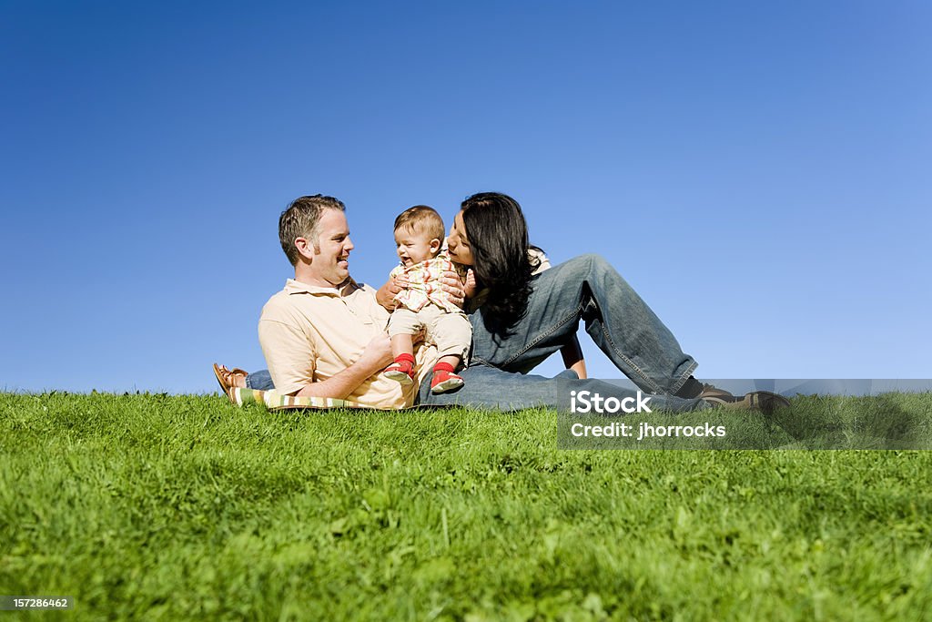 Семья в парке - Стоковые фото 25-29 лет роялти-фри