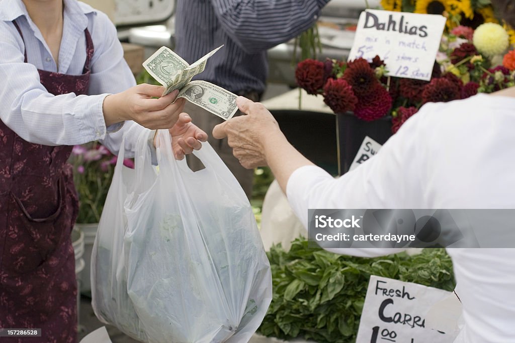 Pagamento de fundos para compra em um mercado de agricultores. - Royalty-free Saco de Plástico Foto de stock