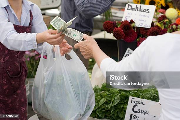 Pagamento De Fundos Para Compra Em Um Mercado De Agricultores - Fotografias de stock e mais imagens de Saco de Plástico