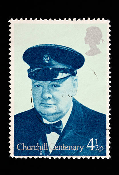 nahaufnahme eines uk-briefmarke zeigt winston churchill porträt - winston churchill stock-fotos und bilder