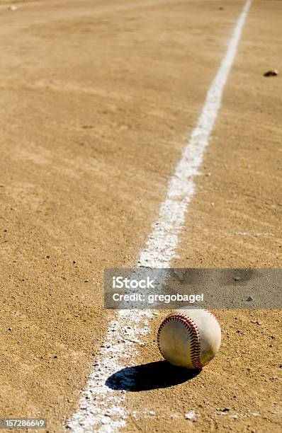 Baseball Accanto A Gesso - Fotografie stock e altre immagini di Ambientazione esterna - Ambientazione esterna, Attività ricreativa, Attrezzatura sportiva