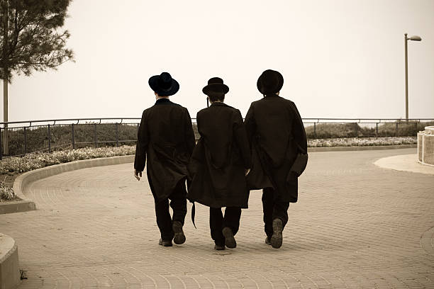 tre hasidic ebrei - safed foto e immagini stock