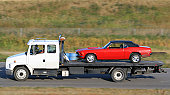 abschleppwagen-heben-ein-neuen-roten-auto.jpg?b=1&s=170x170&k=20&c=TpF7f0XPCpH4x5at-VT0fvFInFrGdz3IxcVkr7NJM-k=