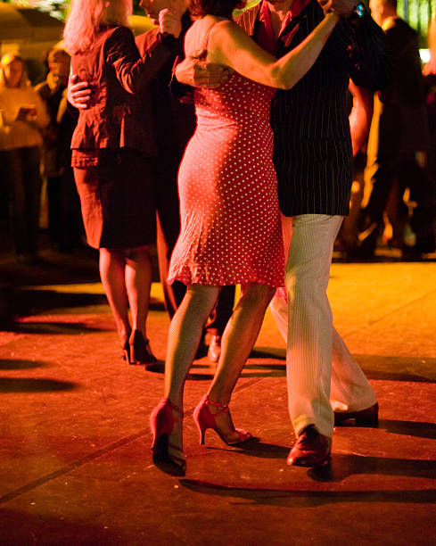 paare tanzen argentinischen tango im freien bei nacht, fokus auf den beinen. - shoe men dress shoe dress stock-fotos und bilder