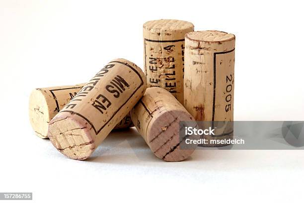 Cinco Wine Corks Foto de stock y más banco de imágenes de Recortable - Recortable, Vino, 2005