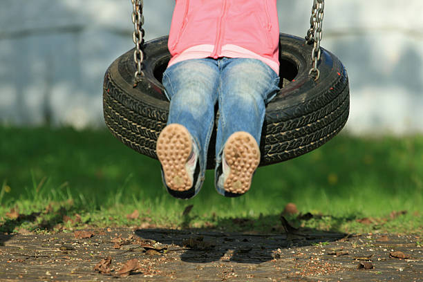 criança em balanço - tire swing - fotografias e filmes do acervo