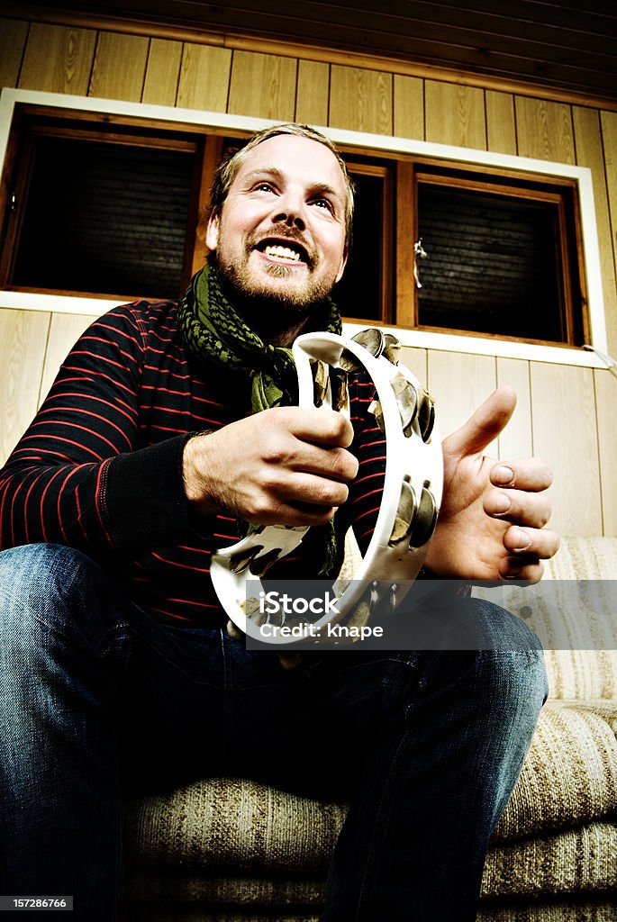Mann spielt Tamburin - Lizenzfrei Tamburin Stock-Foto