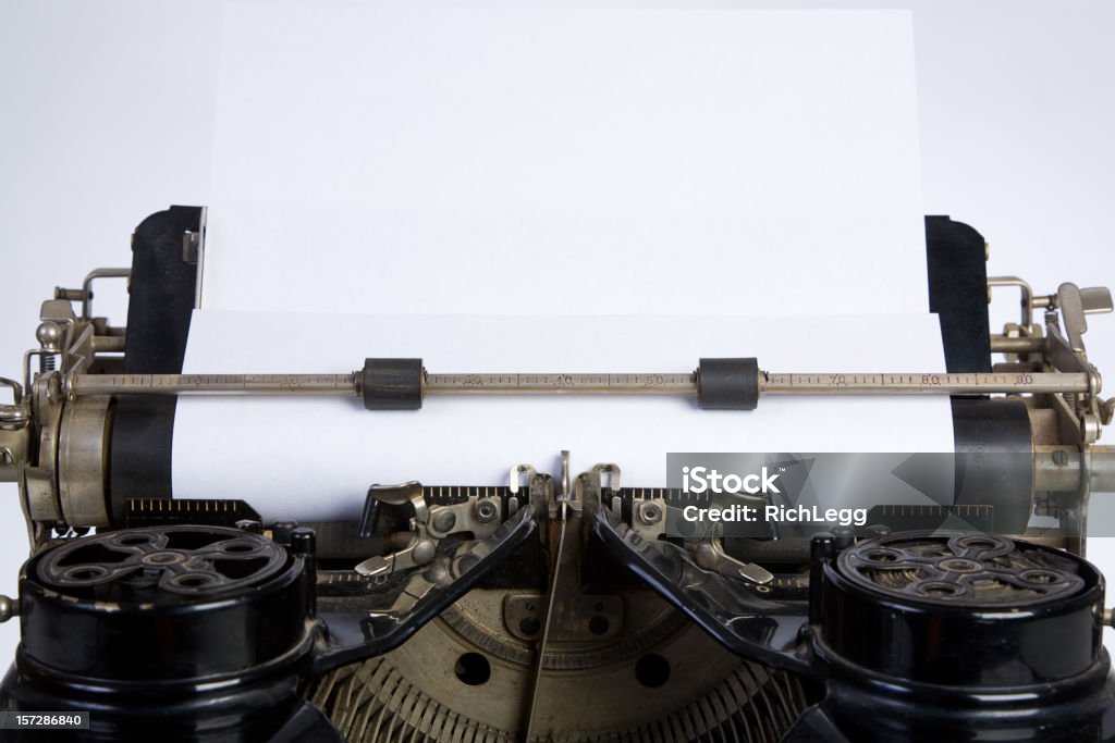 Бумага в Антикварный Пишущая машинка - Стоковые фото Печатная машина роялти-фри