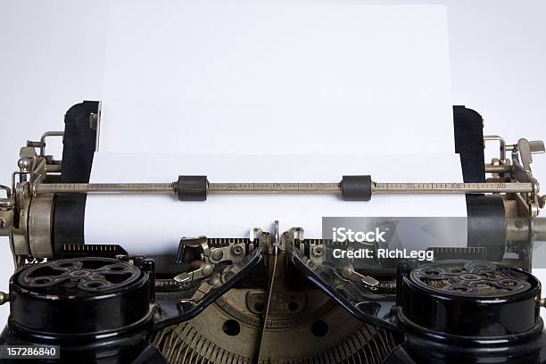 Бумага В Антикварный Пишущая Машинка — стоковые фотографии и другие картинки Печатная машина - Печатная машина, Старомодный, Machinery