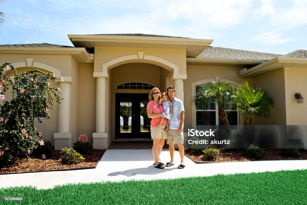 Feliz pareja y su nuevo hogar - Foto de stock de Comunidad libre de derechos