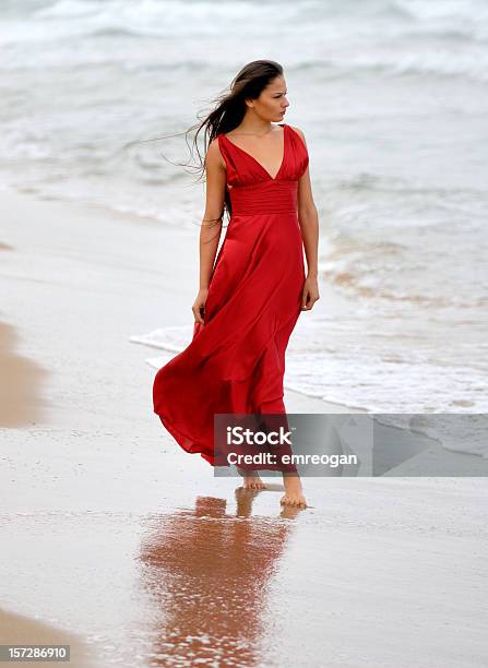 Rosso Donna Sulla Spiaggia - Fotografie stock e altre immagini di Vento - Vento, Donne, Rosso