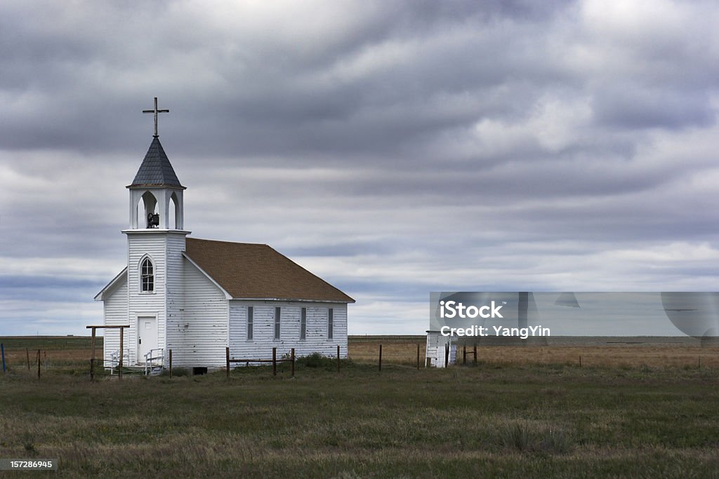 Vecchia chiesa di legno bianco in Scena rurale con campo Storm - Foto stock royalty-free di Chiesa