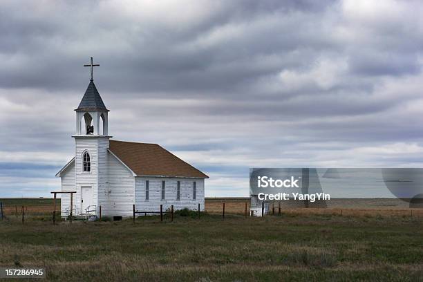Vecchia Chiesa Di Legno Bianco In Scena Rurale Con Campo Storm - Fotografie stock e altre immagini di Chiesa