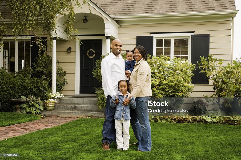 Ritratto di una famiglia a casa - Foto stock royalty-free di Famiglia a casa