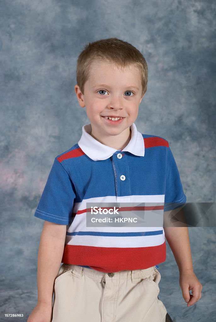 Menino em pé da Escola posição de Close-up - Foto de stock de Anuário royalty-free