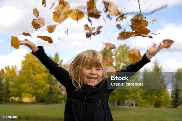 Gettare Foglie - Fotografie stock e altre immagini di 4-5 anni - 4-5 anni, Albero, Allegro