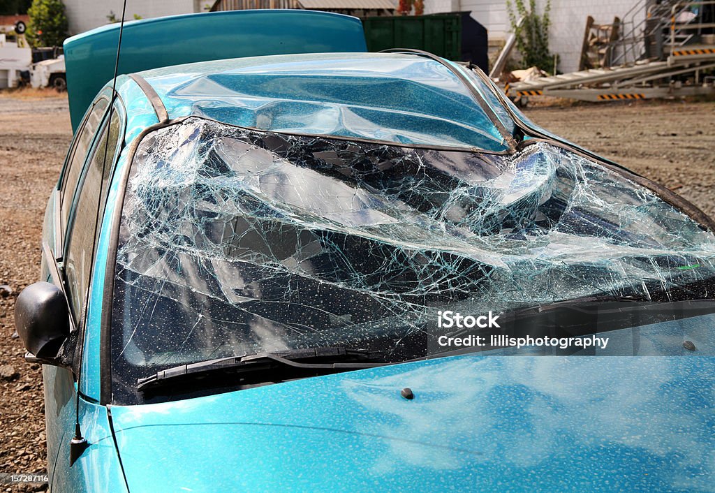 砕いプロークンカーフロントガラス後の事故 - フロントガラスのロイヤリティフリーストックフォト