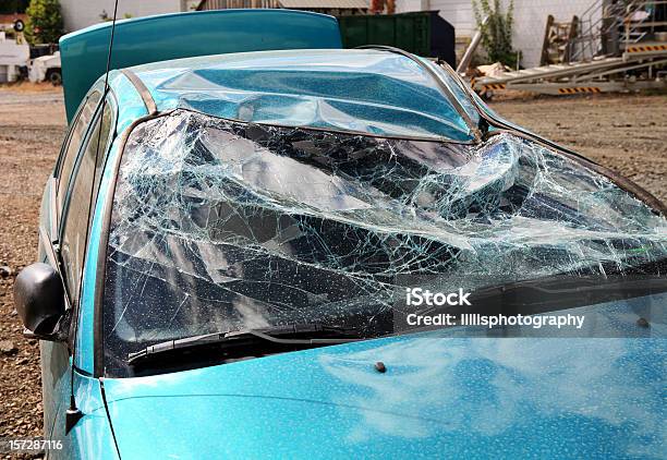砕いプロークンカーフロントガラス後の事故 - フロントガラスのストックフォトや画像を多数ご用意 - フロントガラス, 壊れた, 壊す