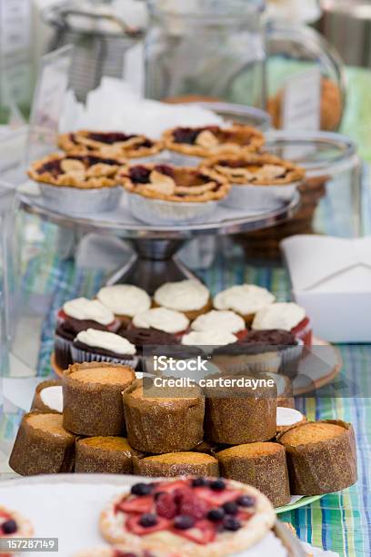 Gebäck Und Cupcakes Auf Eine Wohltätigkeitsorganisation Veranstaltung Zur Spendenbeschaffung Bake Sale Stockfoto und mehr Bilder von Kuchenbasar