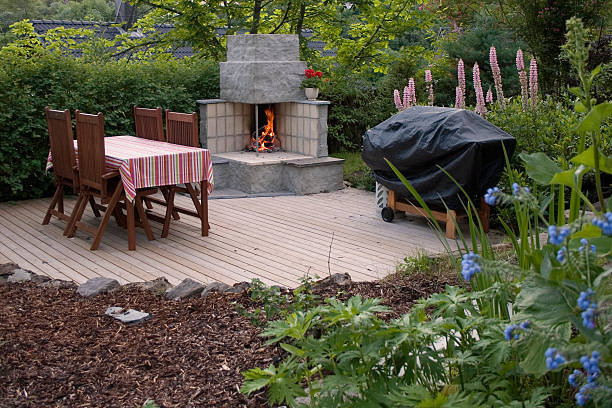 屋外暖炉の美しい庭園 - deck chair ストックフォトと画像