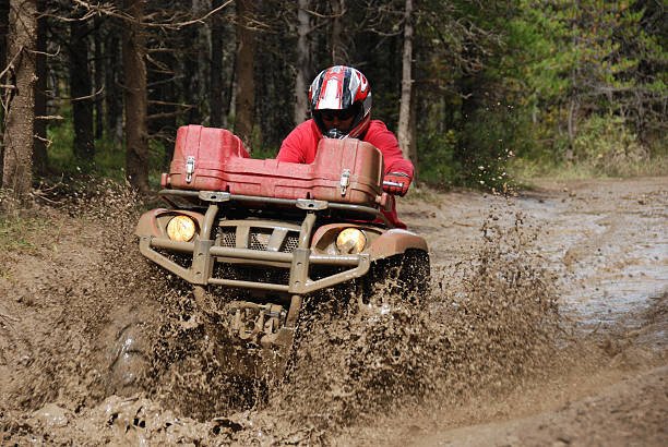 quad - off road vehicle quadbike mud dirt road photos et images de collection
