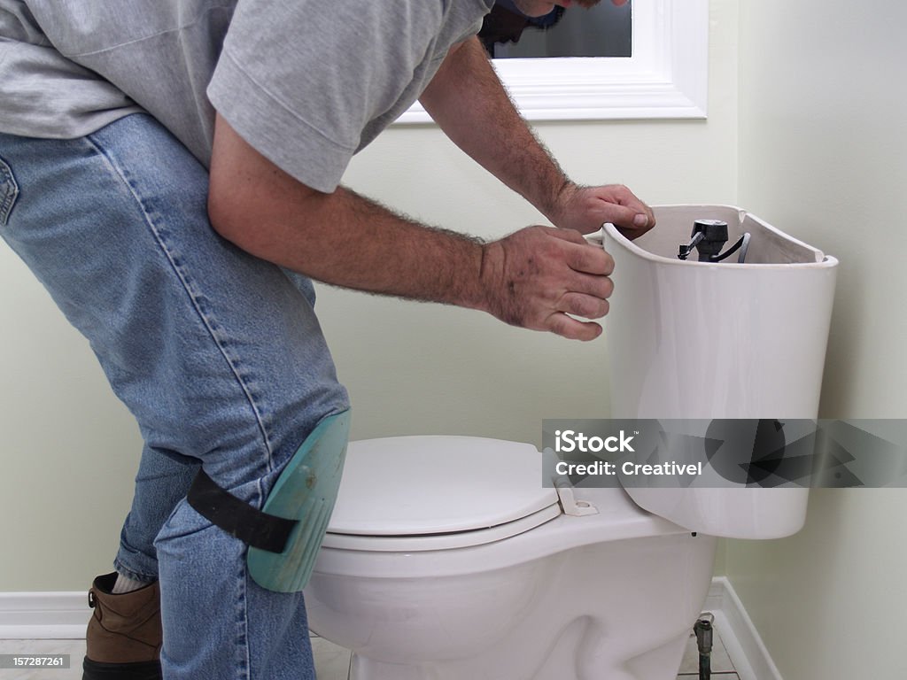 Klempner Arbeiten repearing Toilette - Lizenzfrei Klempner Stock-Foto