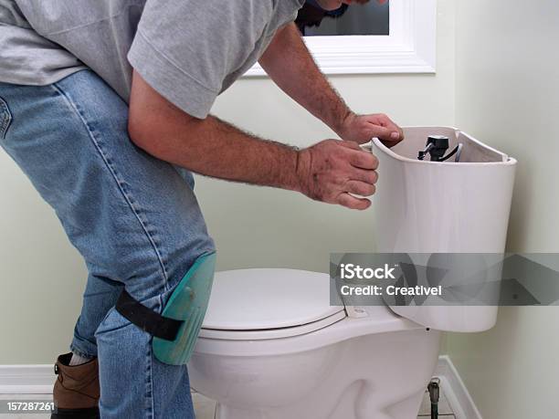 Klempner Arbeiten Repearing Toilette Stockfoto und mehr Bilder von Klempner - Klempner, Bathroom, Baugewerbe