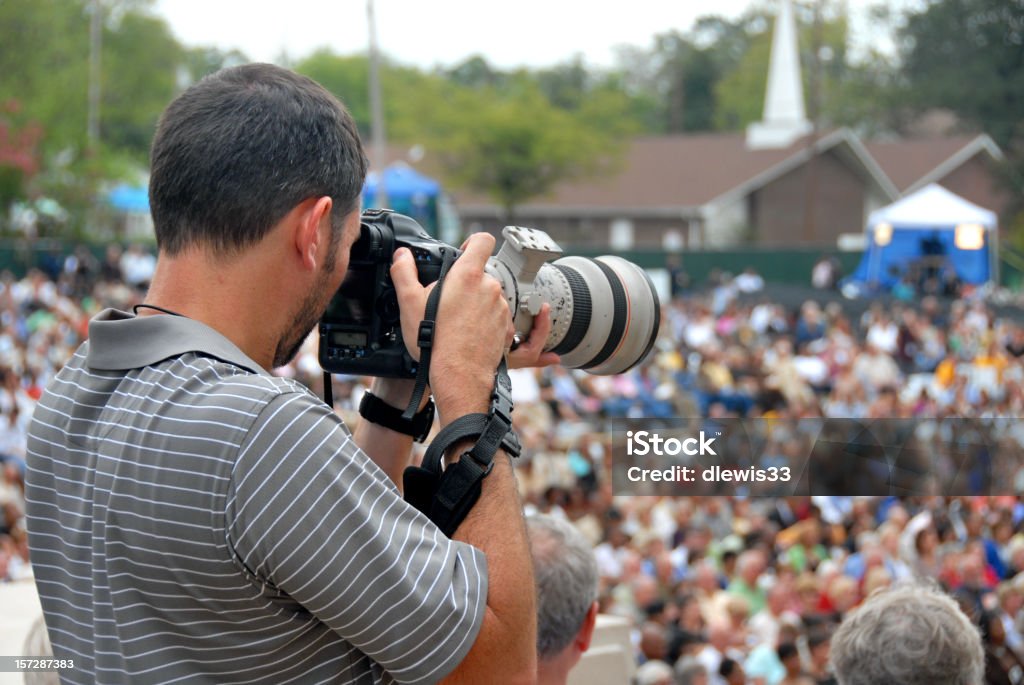 Fotoreporter i tłum ludzi - Zbiór zdjęć royalty-free (25-29 lat)