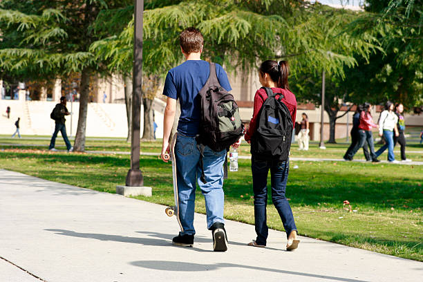 amour de l'université de californie à northridge csun couple hétérosexuel - women love heterosexual couple color image photos et images de collection