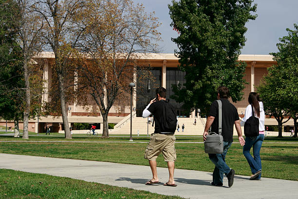 trois étudiants - northridge photos et images de collection