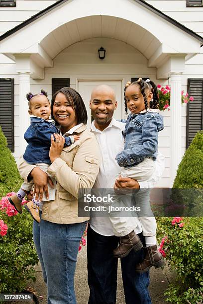 Photo libre de droit de Jeune Famille Afroaméricaine À La Maison banque d'images et plus d'images libres de droit de Famille - Famille, Maison, Devant