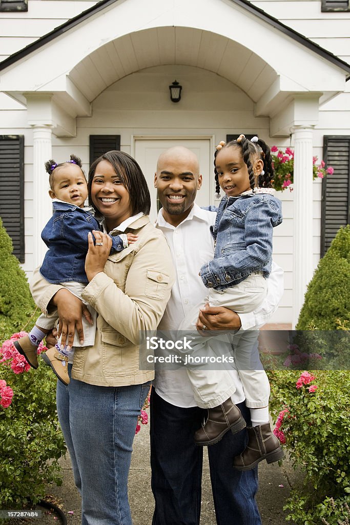 幸せな若いアフリカ系アメリカ人の家族のホーム - 家のロイヤリティフリーストックフォト