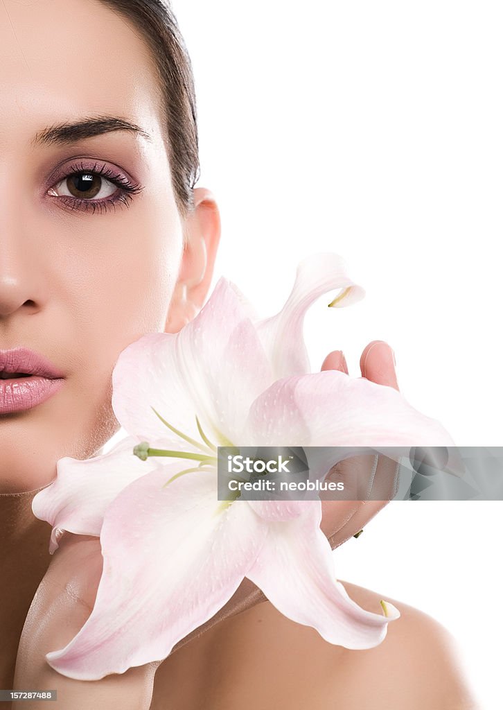 Piękna kobieta z madonna lily na białym tle - Zbiór zdjęć royalty-free (20-24 lata)