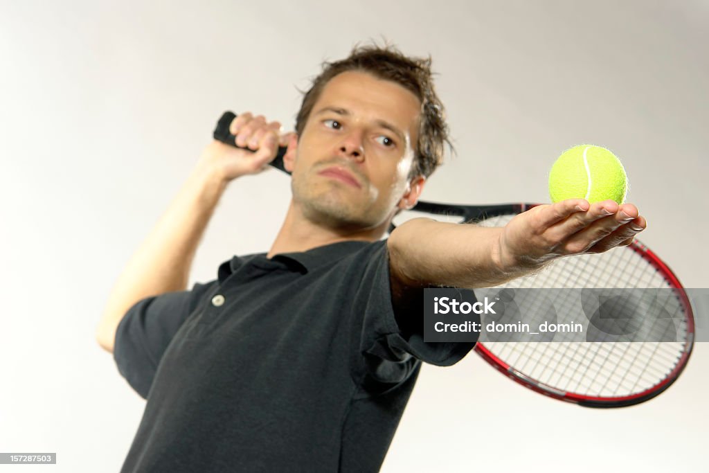 Młody człowiek gry Tenis, że usługi - Zbiór zdjęć royalty-free (Aktywny tryb życia)