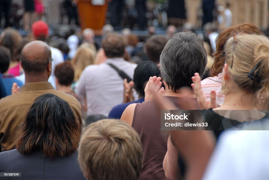 Entusiasta multitud en público evento - Foto de stock de Espectador libre de derechos