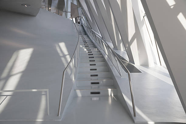 escalera arquitectura moderna - focus on shadow staircase industry shadow fotografías e imágenes de stock