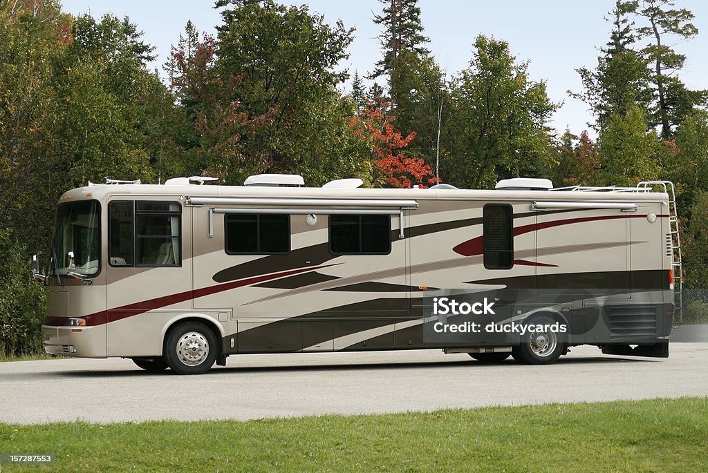 Motorhome e fundo de outono pitoresca - Royalty-free Ao Ar Livre Foto de stock