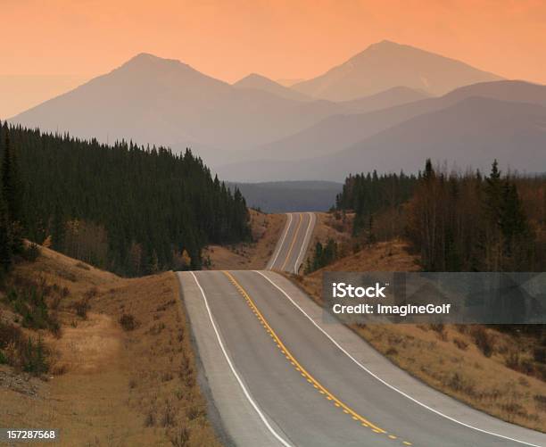 Estrada Para As Montanhas - Fotografias de stock e mais imagens de Estrada da vida - Estrada da vida, Paisagem - Cena Não Urbana, Suavidade