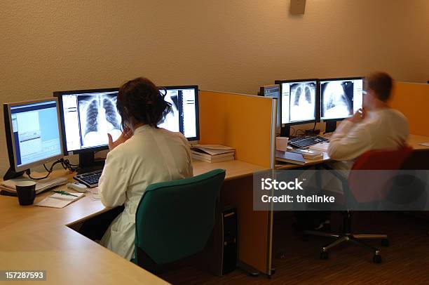 Médico Observar Imagens De Raios X - Fotografias de stock e mais imagens de Cancro do Pulmão - Cancro do Pulmão, Imagem de raios X, Cancro