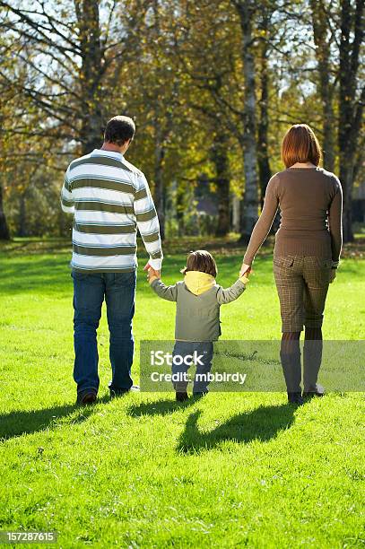 Familia Feliz En El Parque Foto de stock y más banco de imágenes de 2-3 años - 2-3 años, Adulto, Agarrar