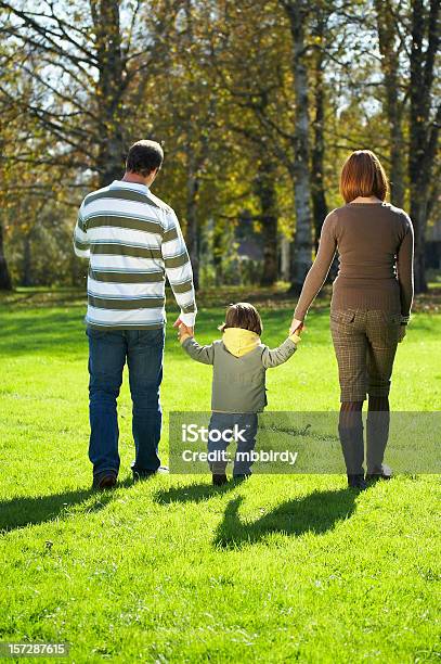 Szczęśliwa Rodzina W Parku - zdjęcia stockowe i więcej obrazów 2-3 lata - 2-3 lata, Beztroski, Dorosły