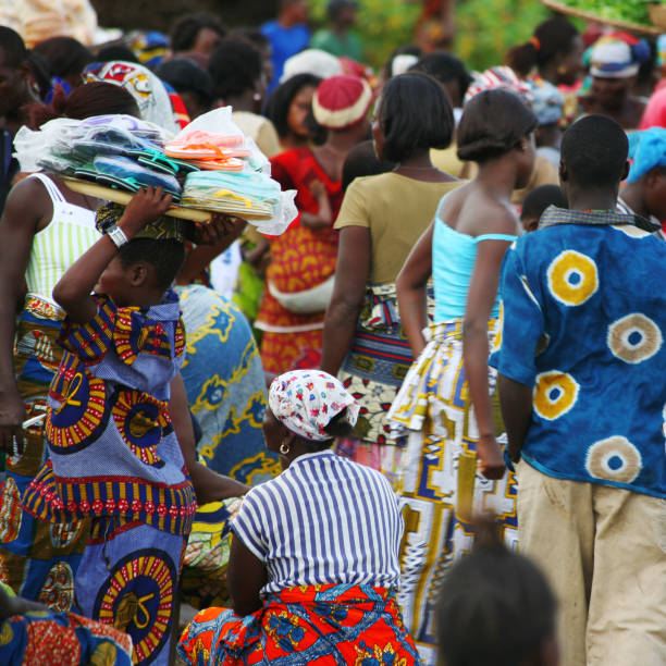 afrikanische marktszene - straßenmarkt stock-fotos und bilder