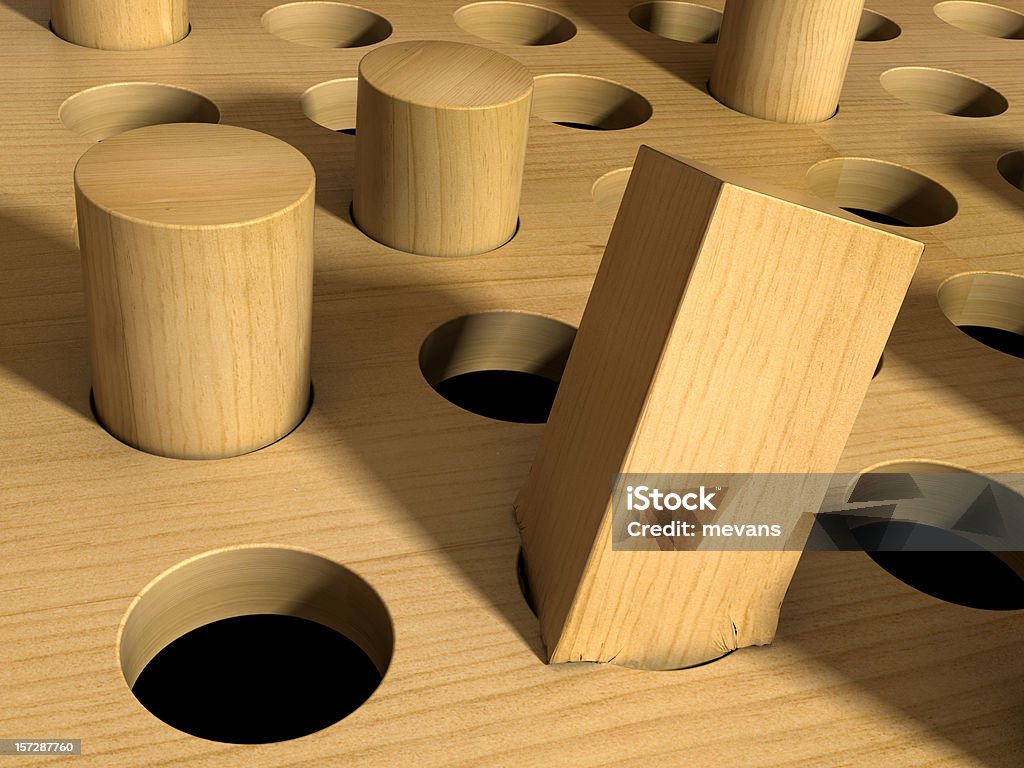 Square Peg en un orificio redondo - Foto de stock de Square Peg In A Round Hole - Refrán en inglés libre de derechos