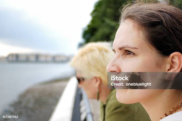 Mutter Und Tochter Blick Besorgt Stockfoto und mehr Bilder von Tochter - Tochter, Mutter, Streiten